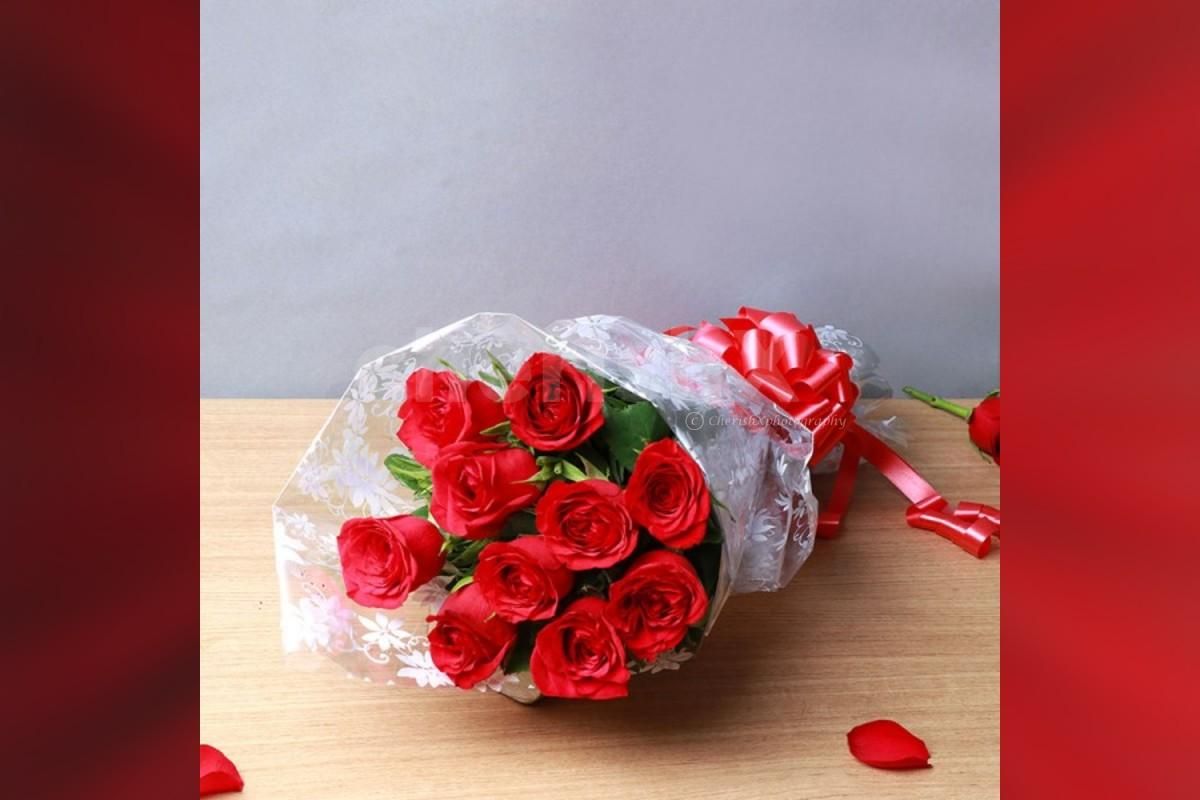 10 red roses and coffee cake combo delivery at home