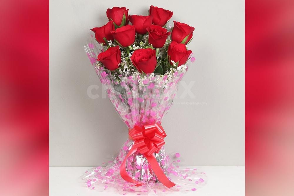 Make him/her feel special with a bouquet of 10 red roses.