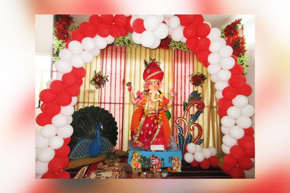 White and Red Ganesh Chaturthi Balloon Decoration
