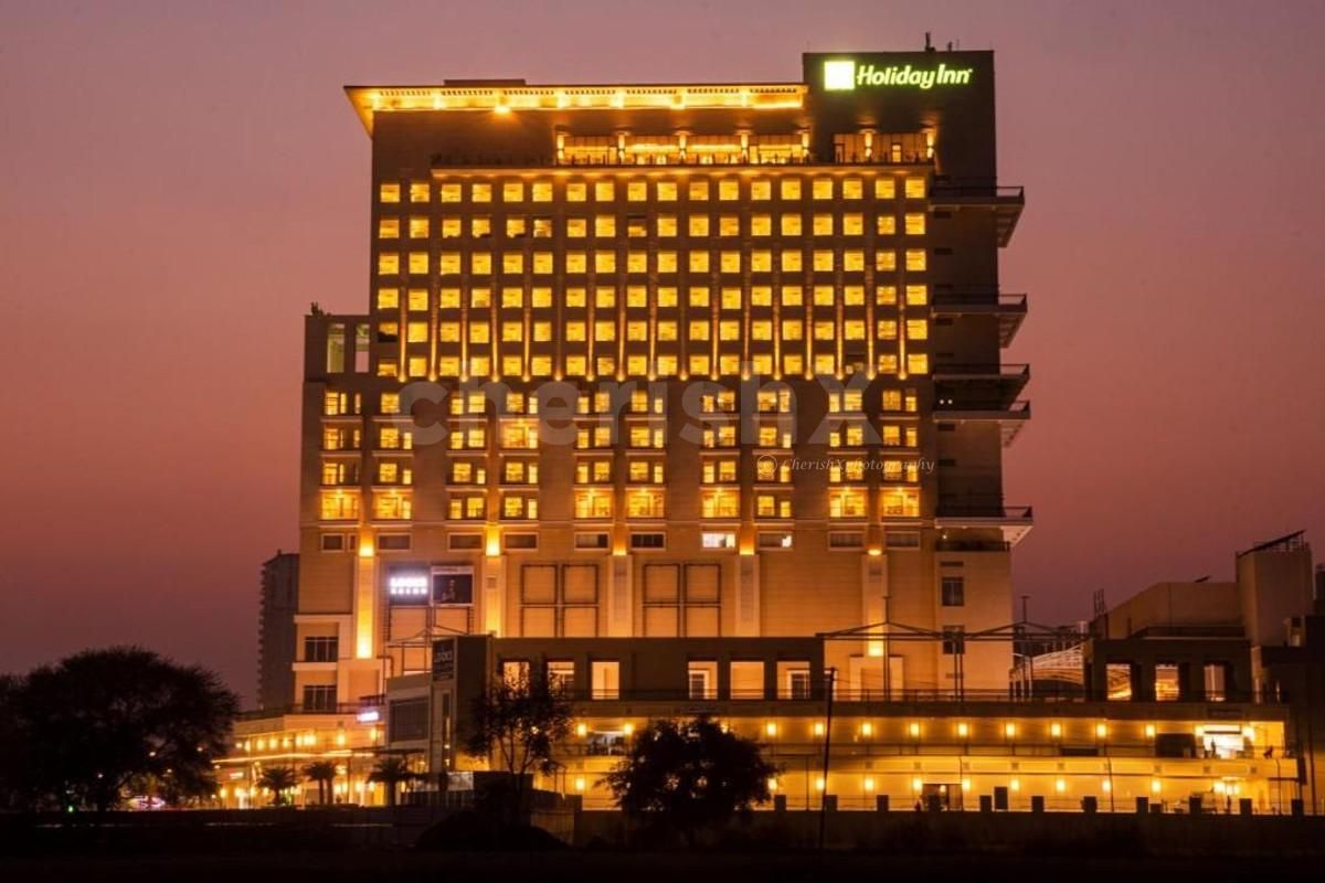 Spend romantic time with your partner at the gorgeous Holiday Inn.