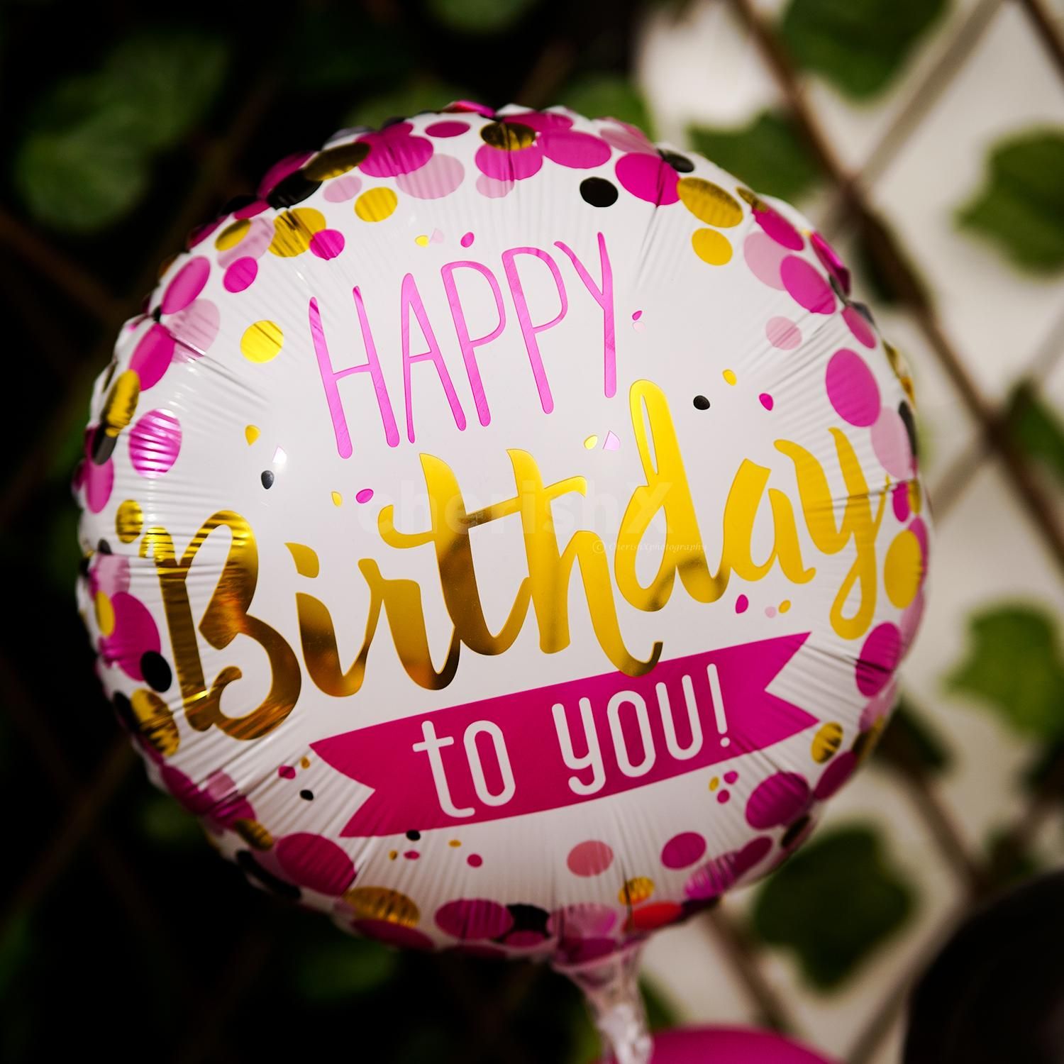 Surprise your loved ones with this creative and vibrant balloon bouquet.