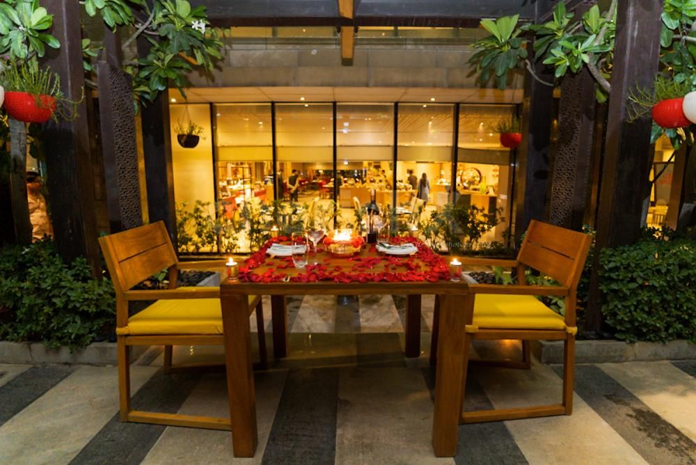 A casual or intimate dinner with your loved ones right under the bright skylight