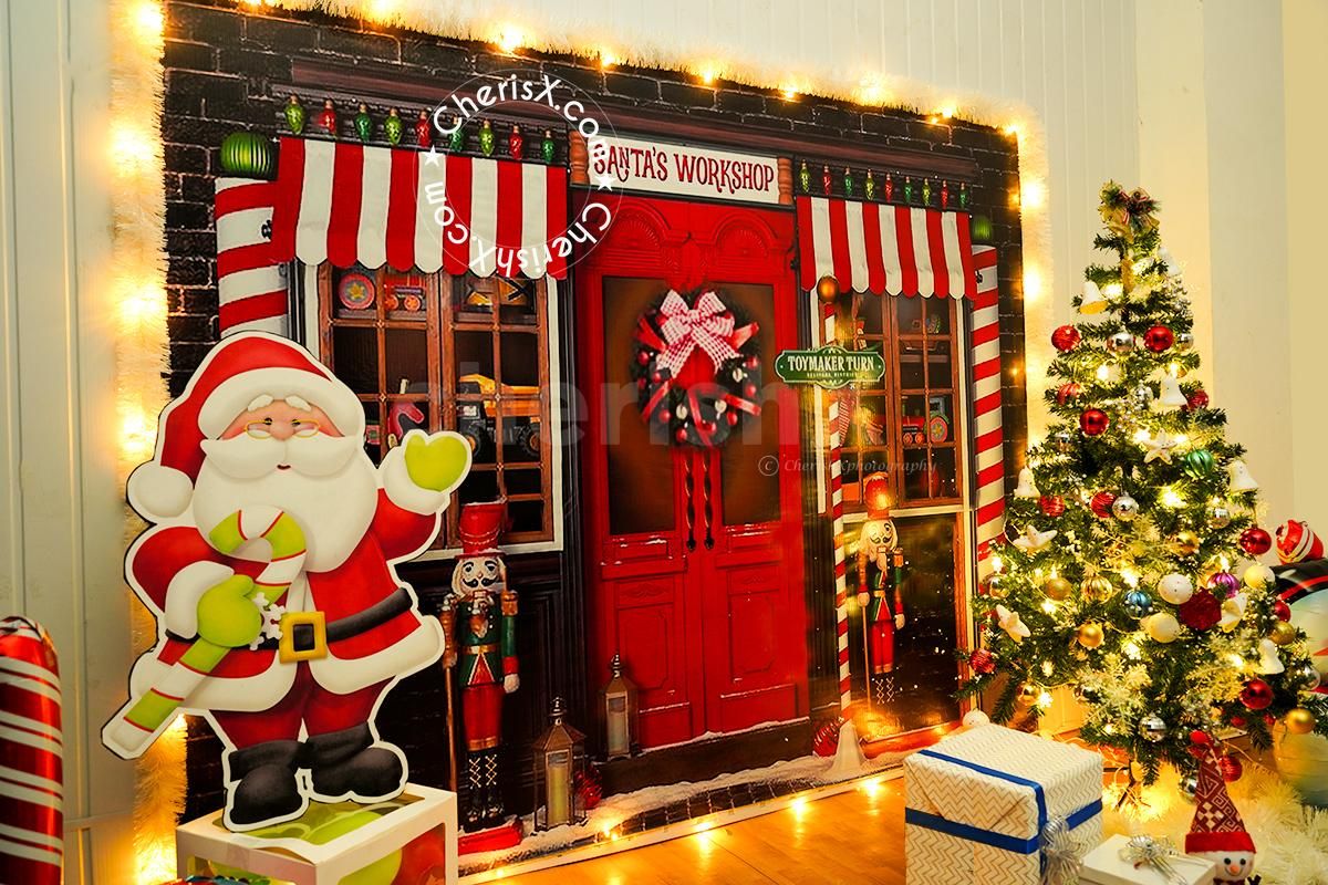 Lighten up your house with the stunning Christmas tree