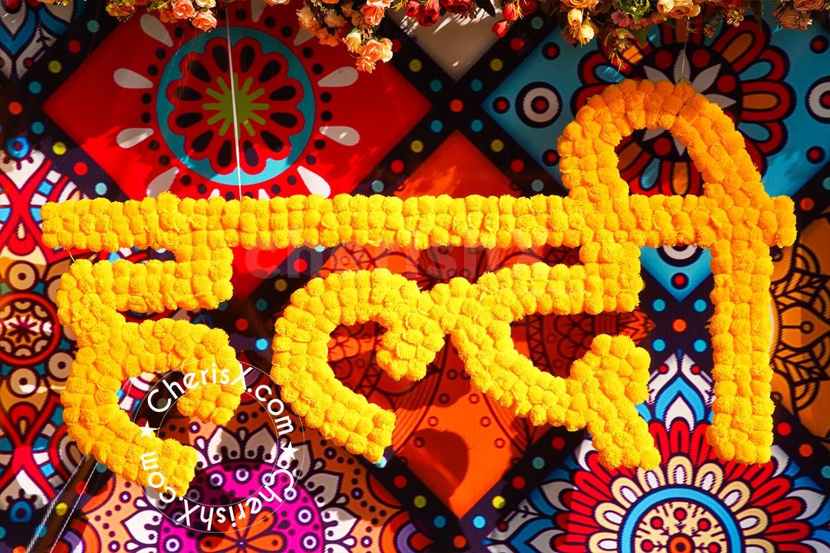 The small brass lamps are set in the corner to enhance the décor appeal