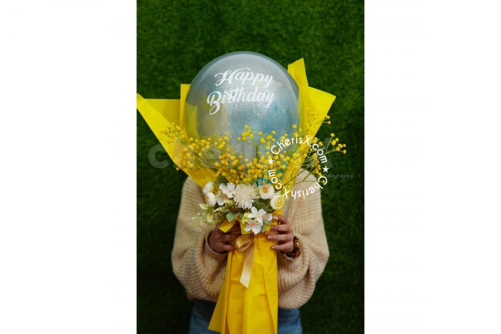 The bouquet with glitters is sure to light up the face of your loved ones.