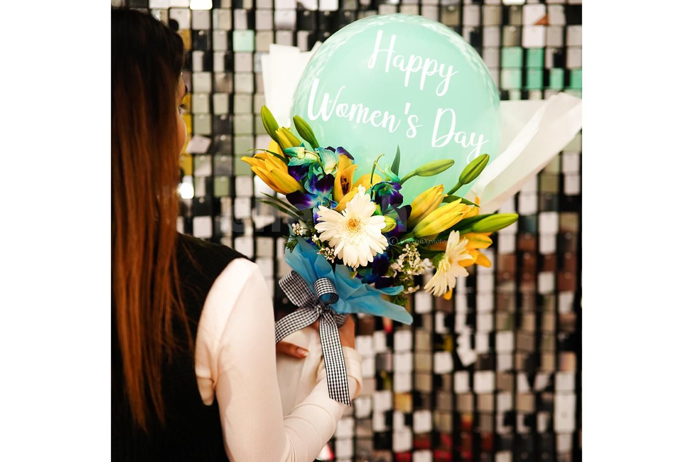 The arrangement of real flowers makes the bouquet exciting and unique