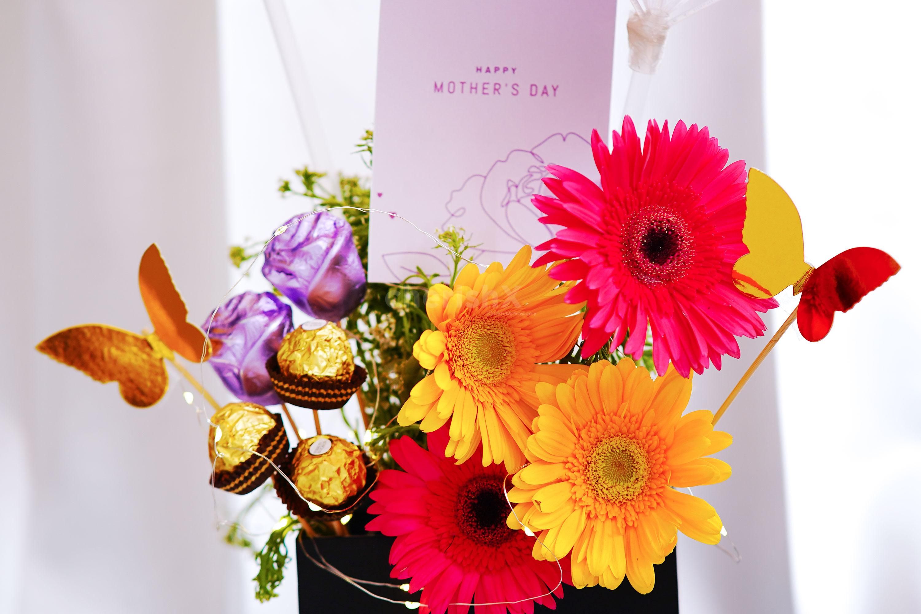 The back bucket with a colourful mix of items makes it a stylish present for your mother.