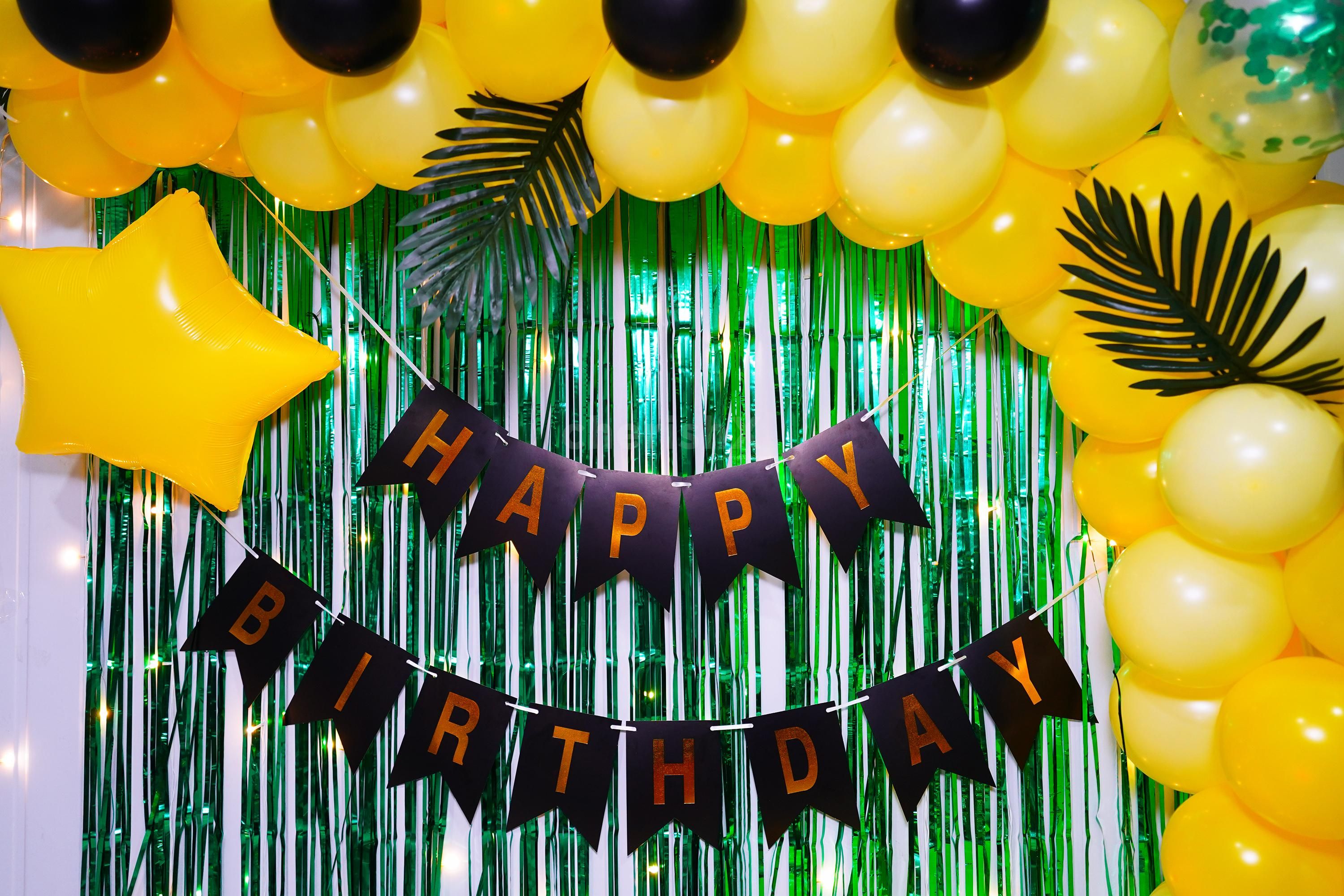 Picture-perfect moments against the backdrop of blooming balloons and captivating decorations.