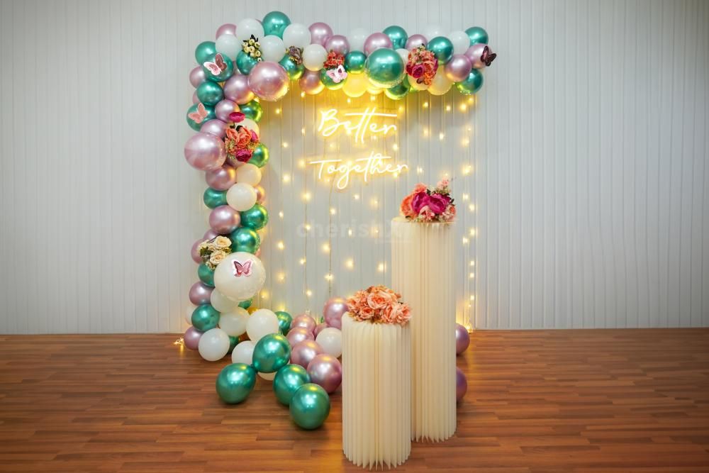 Get our vibrant floral decorations and some spark to your anniversary decorations.