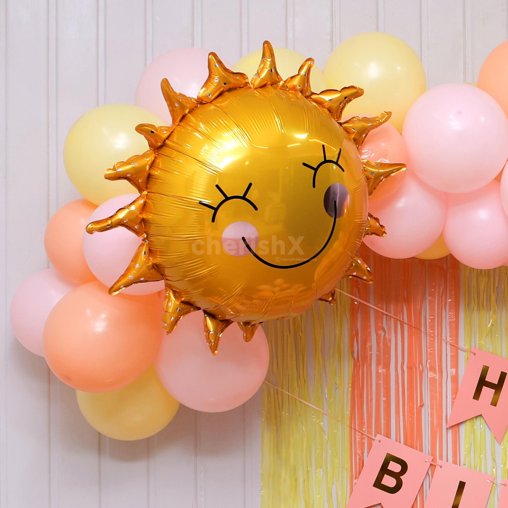 Sunshine foil balloons provide bright accents.