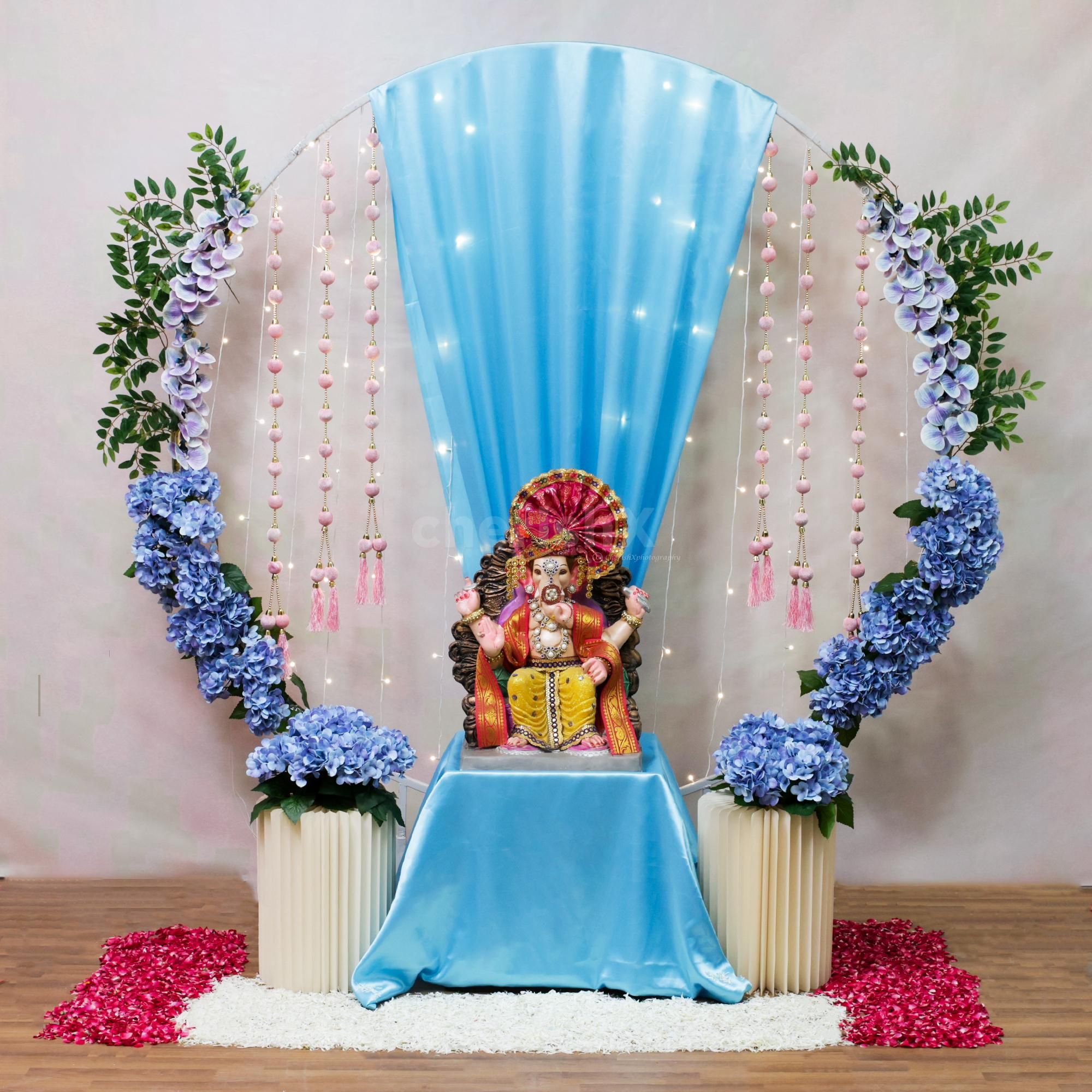 The ring in the backdrop creates a glamorous frame that draws immediate attention