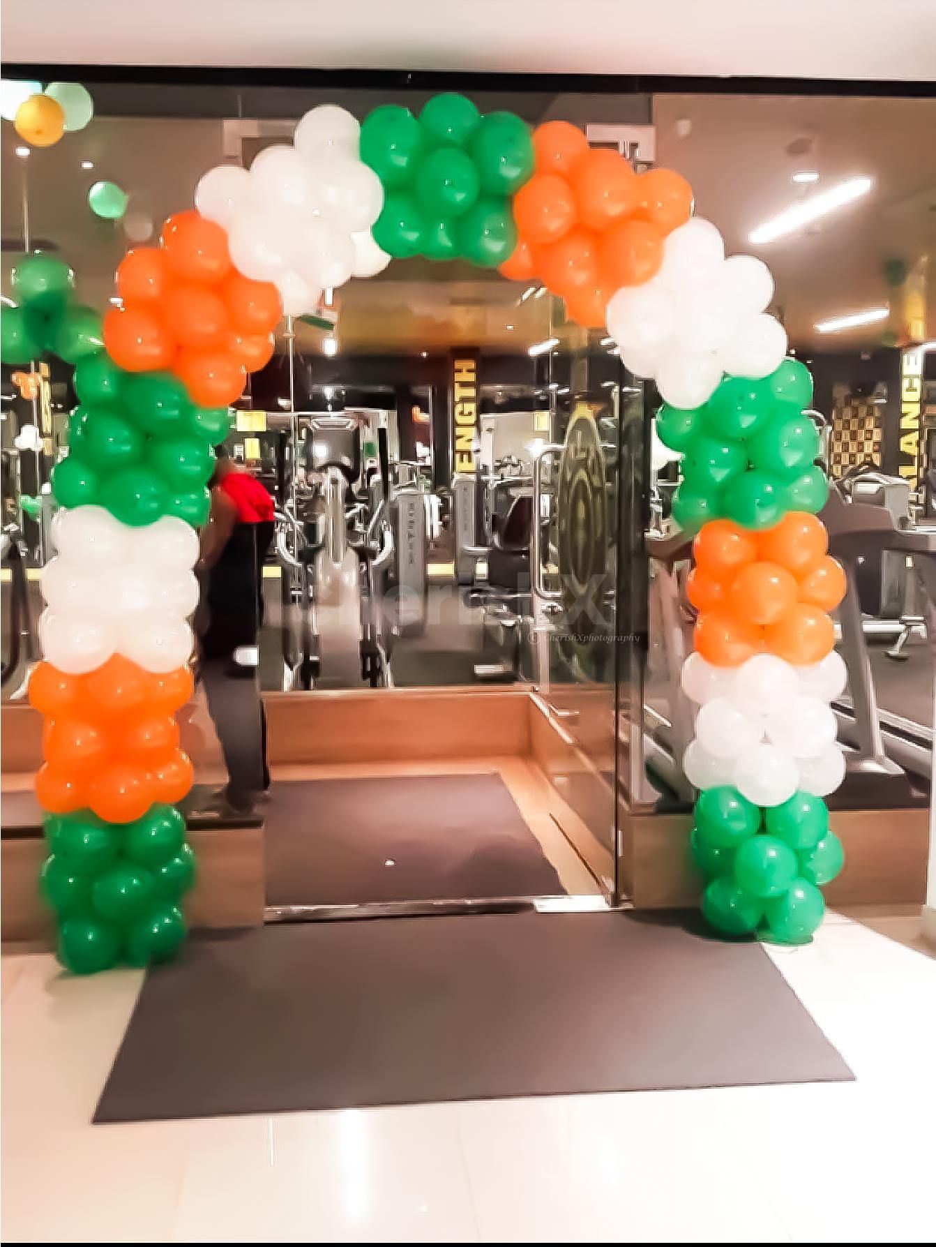 Sunboard cutout and ring of balloons create a visually pleasing celebration details