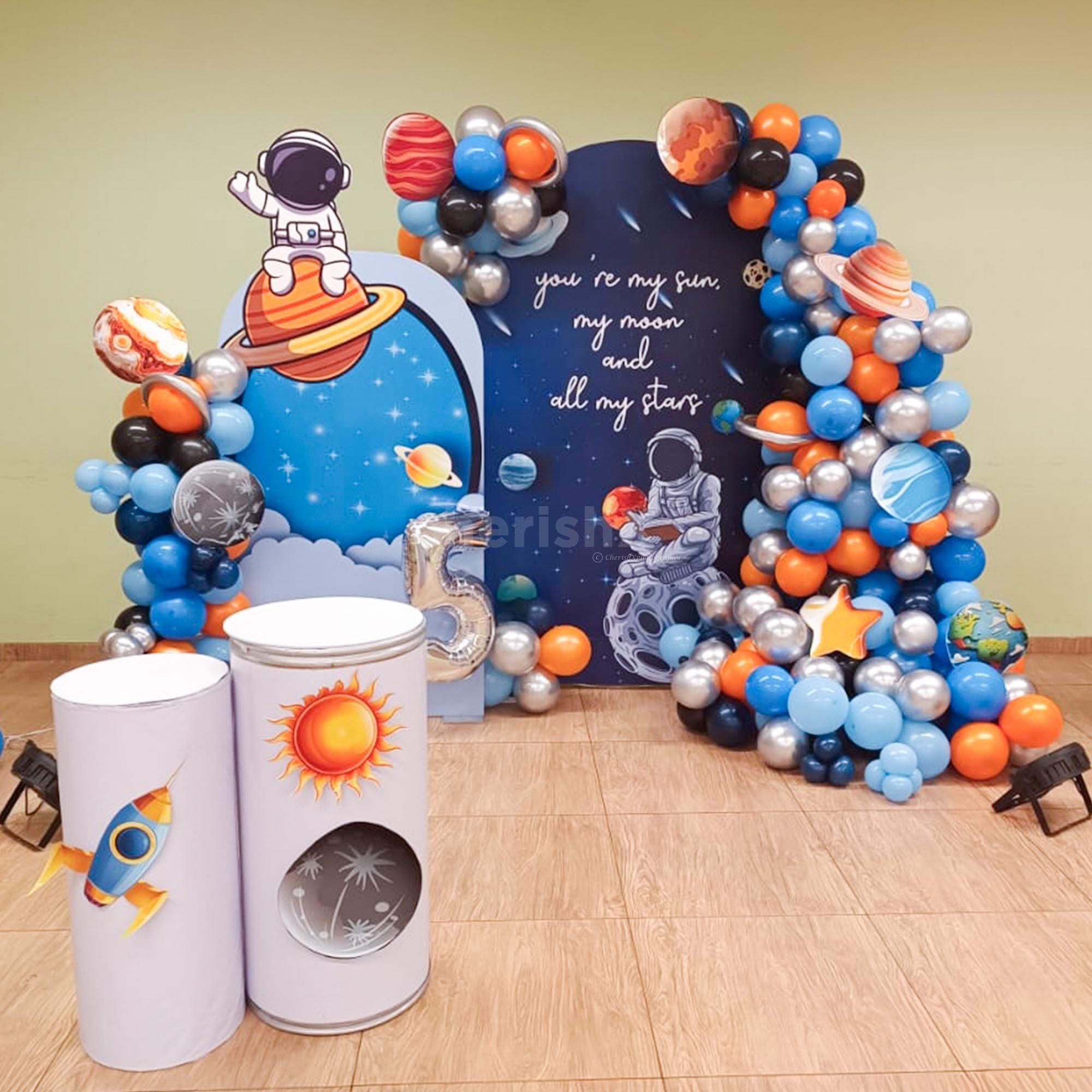 Astronaut sunboard cutout centerpiece with star balloons.