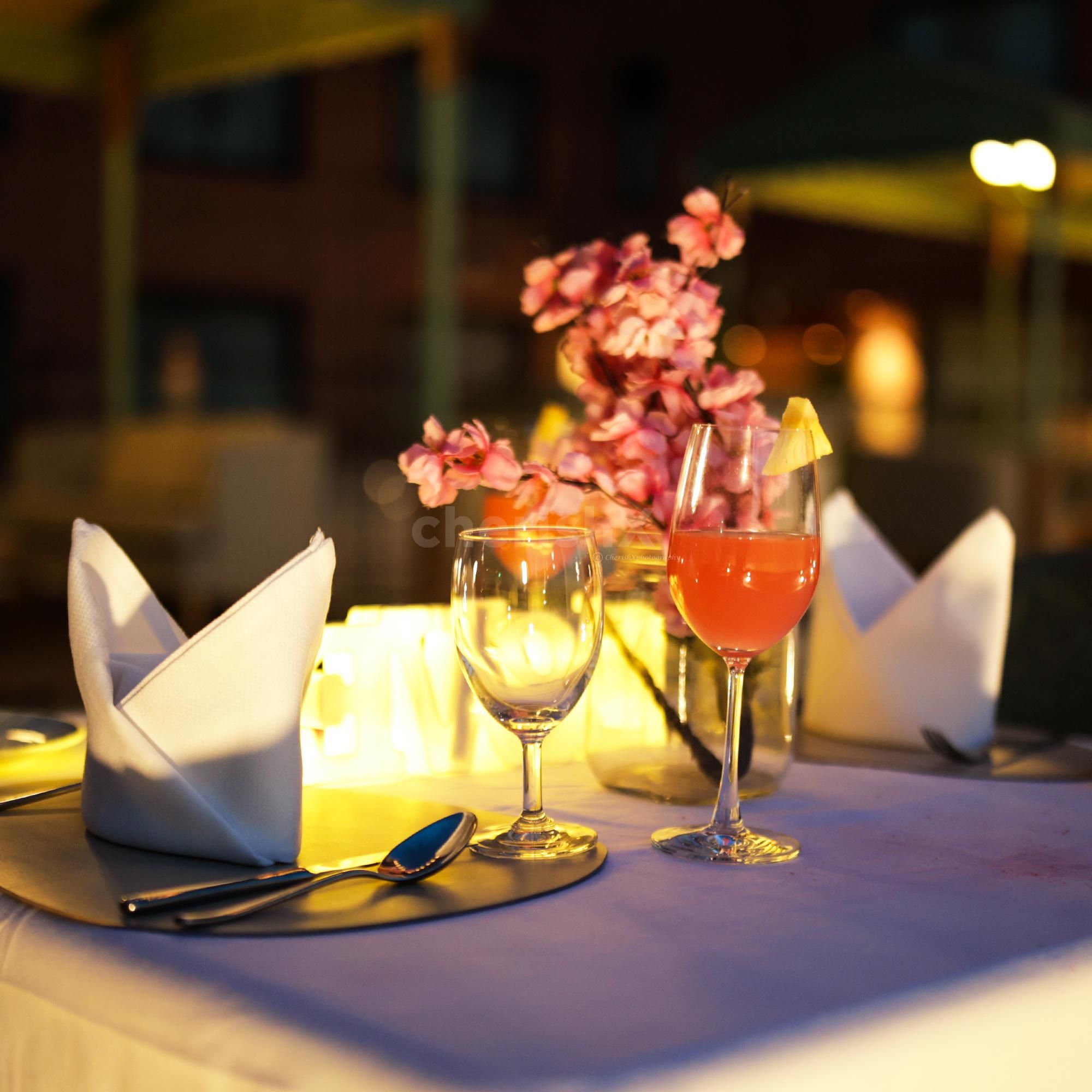 The perfect intimate setting under the stars at Holiday Inn’s poolside lower deck